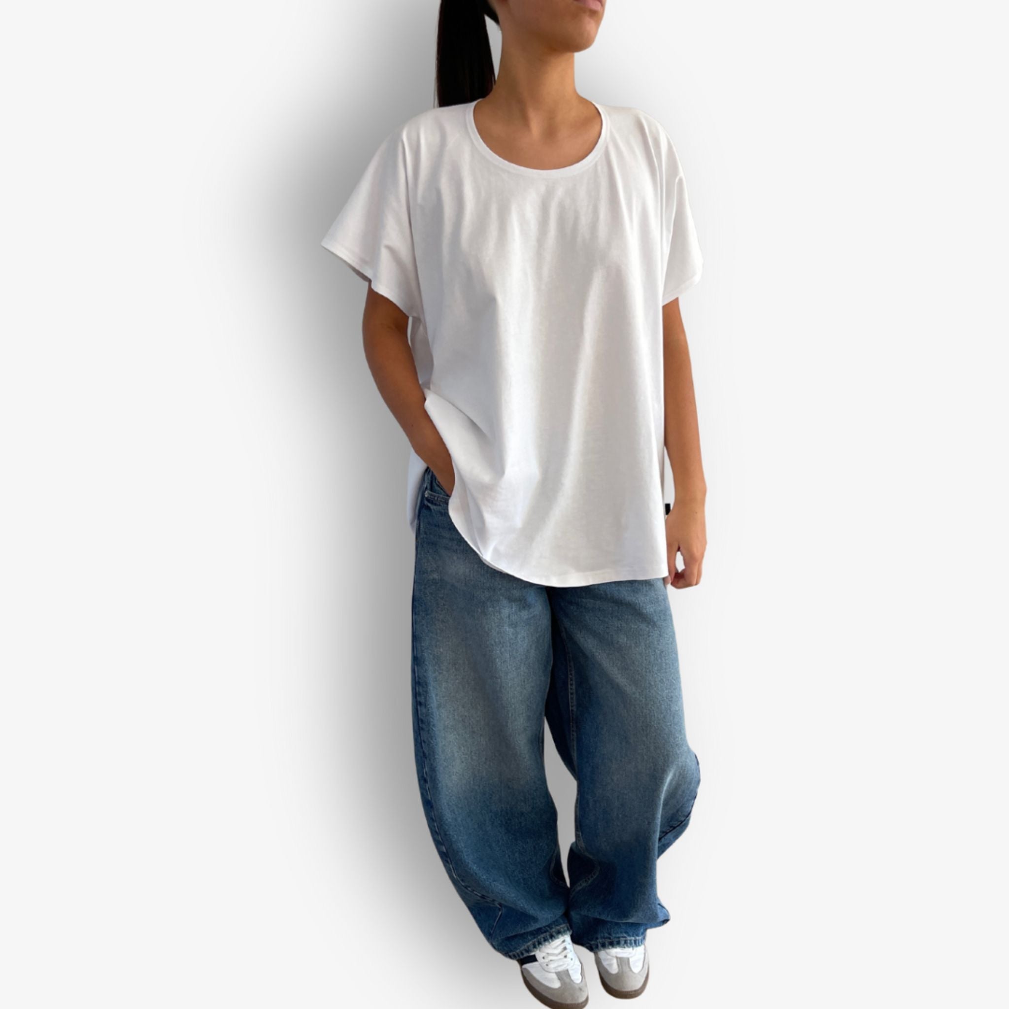 White high low folded sleeve cotton short sleeve t-shirt Two Daughters hand in pocket